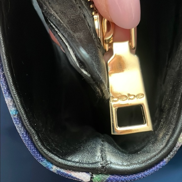 Black Tote Bag with Classic Design and Sturdy Handles - Picture 3 of 4